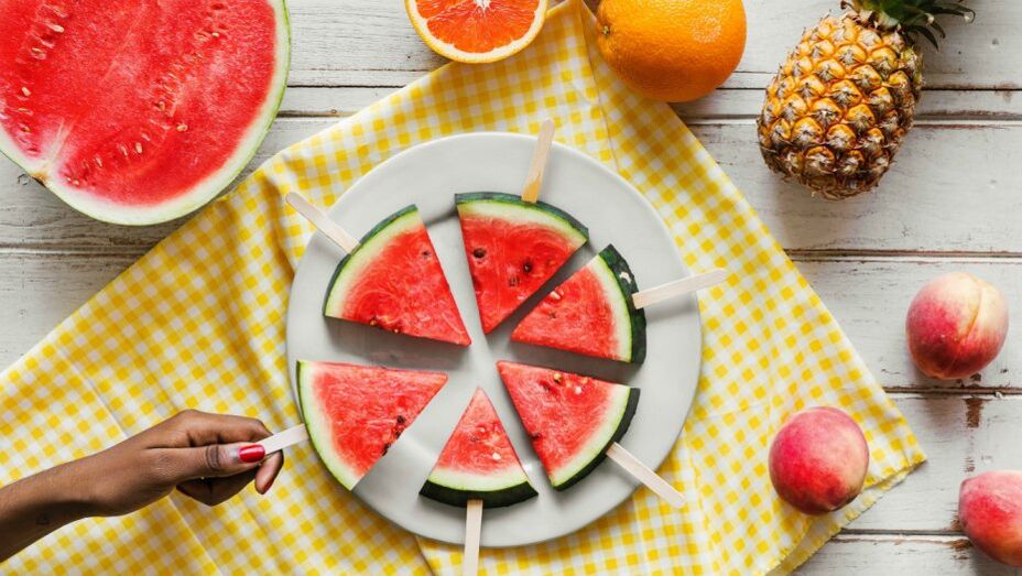 Wassermelonenstücke auf Stäbchen